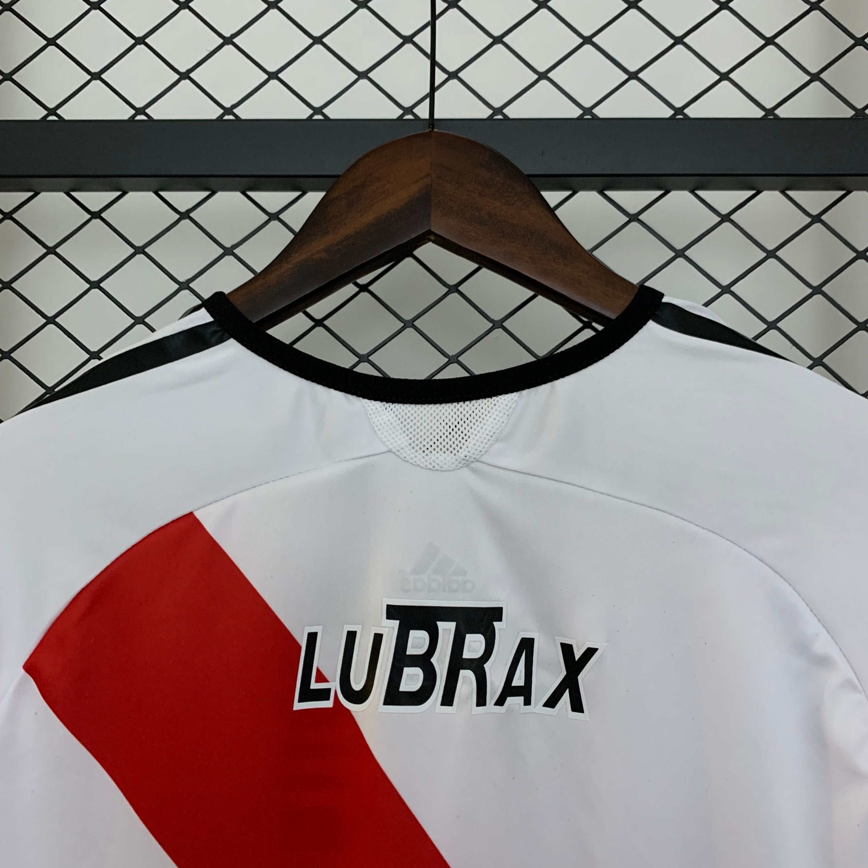 Camiseta River Plate Local Retro 2006/07 Versión Fan