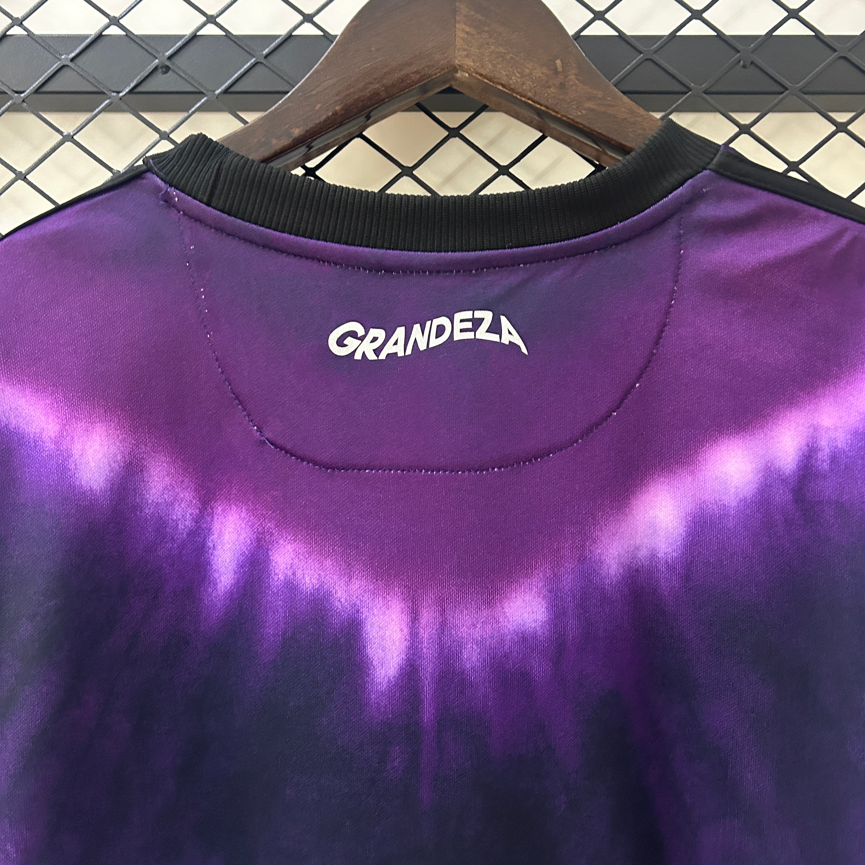 Real Madrid Edición Especial Negro y Morado 2025/26 Versión Fan