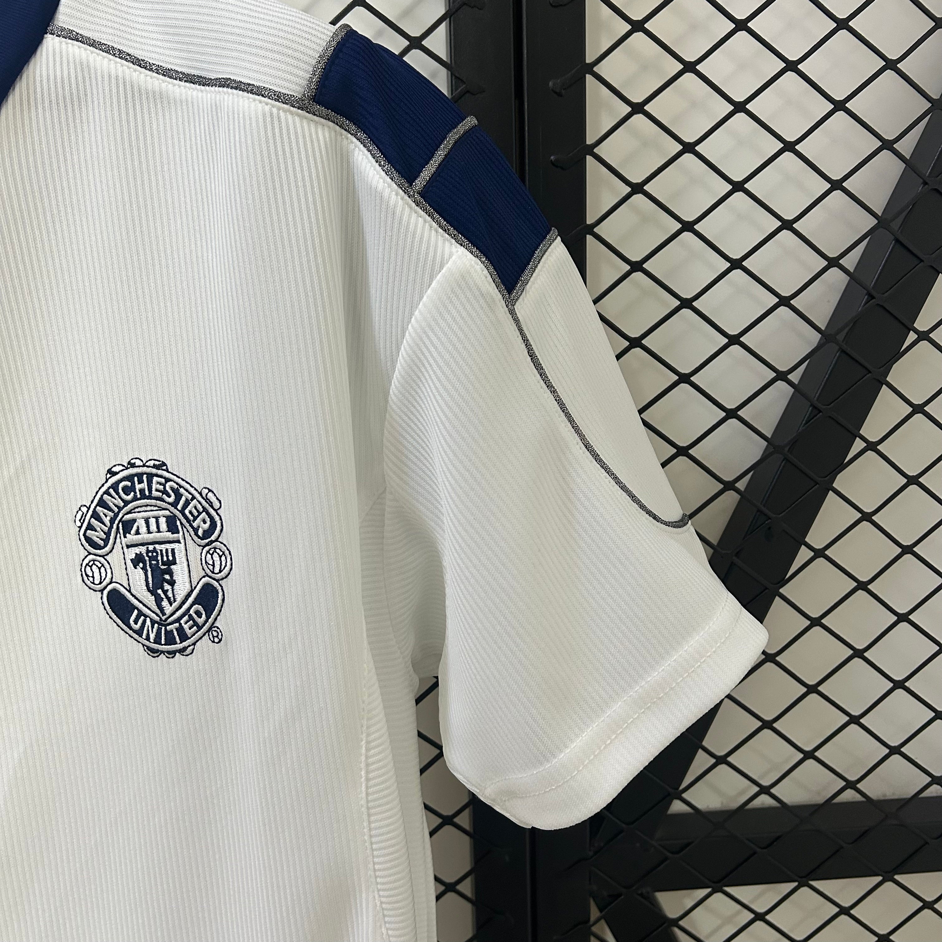 Camiseta Manchester United Visita Retro 2000/02 Versión Fan